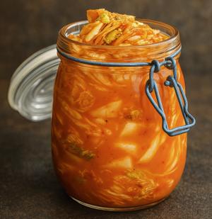 Kimchi och miso tar plats i svenska kök – för smakens och hälsans skull